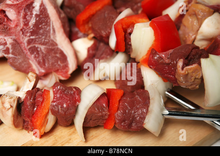 Brochettes de viande et les côtelettes d'agneau,prêt pour le barbecue. Banque D'Images