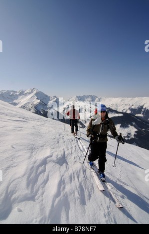 Les randonneurs à ski sur une randonnée sur la montagne de Joel et monter, Laempersberg Wildschoenau, Tyrol, Autriche, Europe Banque D'Images