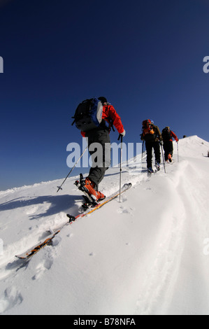 Les randonneurs à ski sur une randonnée sur la montagne de Joel et monter, Laempersberg Wildschoenau, Tyrol, Autriche, Europe Banque D'Images