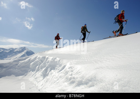 Les randonneurs à ski sur une randonnée sur la montagne de Joel et monter, Laempersberg Wildschoenau, Tyrol, Autriche, Europe Banque D'Images