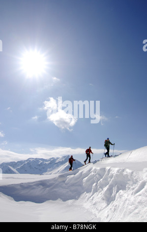 Les randonneurs à ski sur une randonnée sur la montagne de Joel et monter, Laempersberg Wildschoenau, Tyrol, Autriche, Europe Banque D'Images