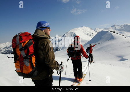 Les randonneurs à ski sur une randonnée sur la montagne de Joel et monter, Laempersberg Wildschoenau, Tyrol, Autriche, Europe Banque D'Images