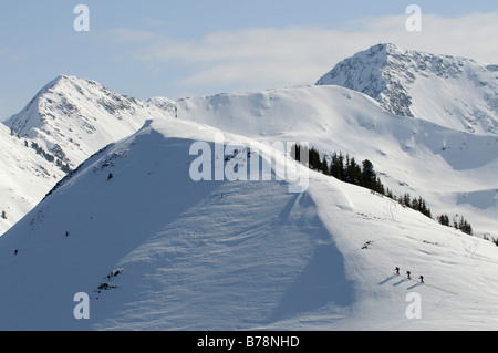 Les randonneurs à ski sur une randonnée sur la montagne de Joel et monter, Laempersberg Wildschoenau, Tyrol, Autriche, Europe Banque D'Images