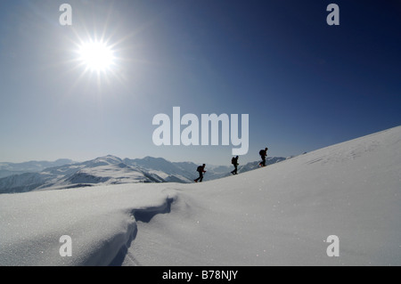 Les randonneurs à ski sur une randonnée sur la montagne de Joel et monter, Laempersberg Wildschoenau, Tyrol, Autriche, Europe Banque D'Images