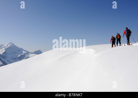 Les randonneurs à ski sur une randonnée sur la montagne de Joel et monter, Laempersberg Wildschoenau, Tyrol, Autriche, Europe Banque D'Images