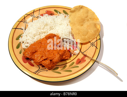 Curry de poulet au beurre d'un riz Basmati et un poppadom. Banque D'Images