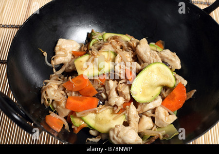 Sauté de poulet chinois avec des germes de haricots et les autres légumes dans un wok Banque D'Images