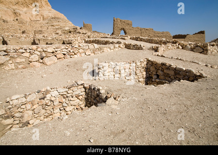 Vue sur le Temple ptolémaïque de Deir el Medina à l'échelle du village ouvrier sur la rive ouest de Louxor, Egypte Banque D'Images