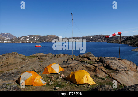 Tentes, camping dans le Kong-Oscar-Fjord, Tasiilaq, Ammassalik, East-Greenland, Groenland Banque D'Images