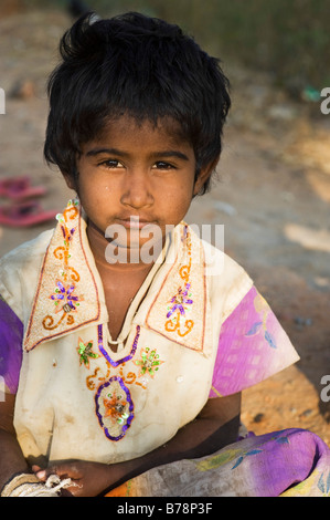 La lumière du soleil du soir sur une pauvre fille indienne. L'Andhra Pradesh, Inde Banque D'Images