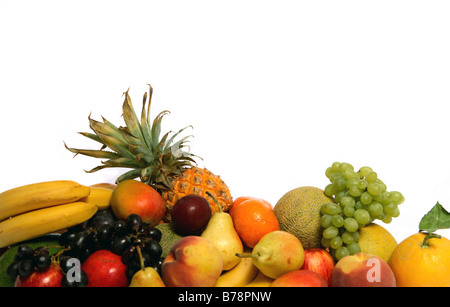 Un assortiment de fruits sur un fond blanc. Banque D'Images