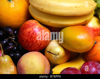 Macro de fruits frais,avec des oranges, bananes, poires, prunes raisins,etc. Banque D'Images