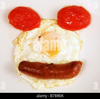 Un smiley de saucisse et l'oeuf,tomate Banque D'Images