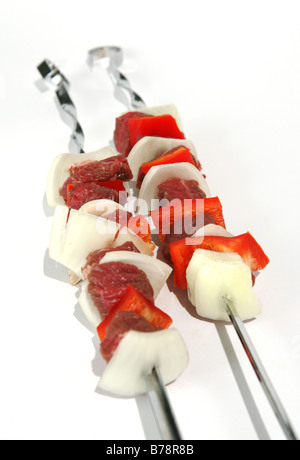 Brochettes Kebab sur un fond blanc Banque D'Images