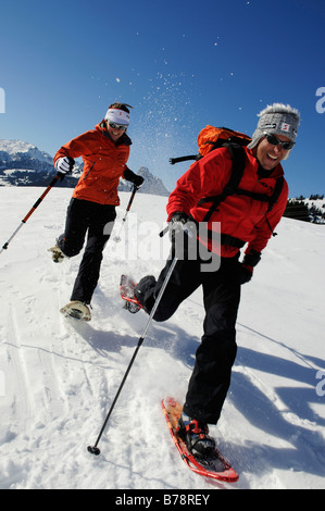 Les randonneurs en raquettes, Zweisimmen, Rueblihorn, Gummfluh, Gstaad Saanenland, Ouest, Alpes, Oberland Bernois, Suisse, Europe Banque D'Images