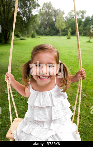 Girl (3-4) on swing, portrait Banque D'Images