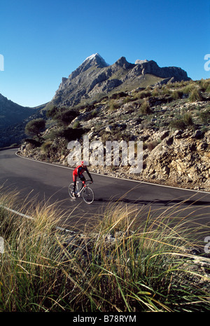 Racing biker sur le mont Puig Major, Majorque, Espagne, Europe Banque D'Images