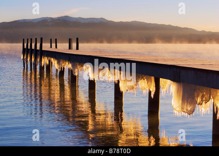 Les glaçons sous un quai sur le lac Tahoe en Californie au lever du soleil. Banque D'Images