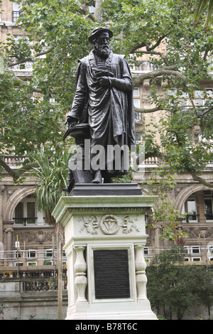 Une statue de William Tyndale in London's Victoria Embankment Gardens, Westminster. Banque D'Images