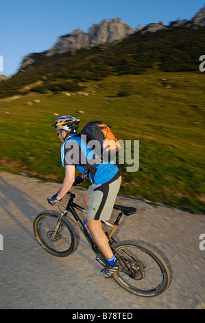 Mountainbiker, sommet de montagne, Kampenwand Chiemgau, Bavaria, Germany, Europe Banque D'Images