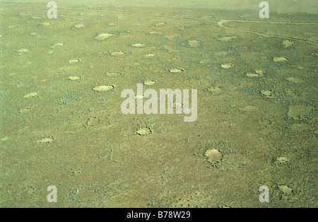 Vue aérienne de ronds de sorcière (les cercles de fée)- un phénomène naturel dans le désert du Namib près de Sossusvlei Banque D'Images