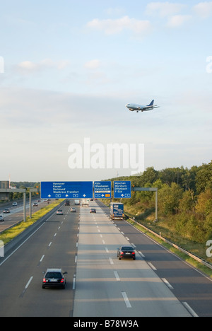 Avion sur freeway Banque D'Images