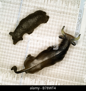 Bull and Bear figurines sur journal, elevated view Banque D'Images