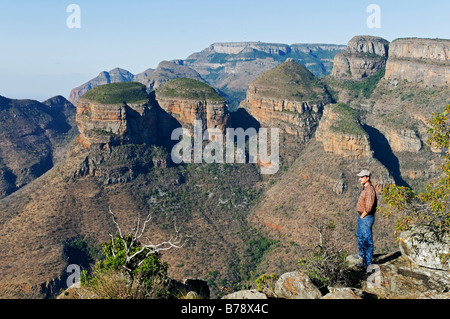 L'homme en face de rock formation Trois Rondavels, Blyde River Canyon, Mpumalanga, Afrique du Sud, l'Afrique Banque D'Images