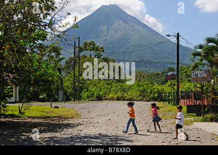 Les enfants d'une Fortuna en face du volcan Arenal, Costa Rica, Amérique Centrale Banque D'Images