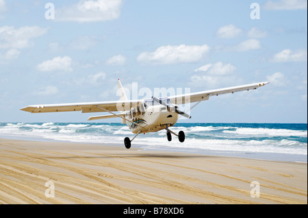 L'atterrissage d'avion sur 75-Mile Beach, Fraser Island, Queensland, Australie Banque D'Images
