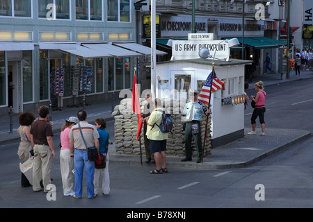 Le Checkpoint Charlie, l'ancien centre-ville passage de la frontière entre l'Ouest et l'Est de Berlin, Germany, Europe Banque D'Images