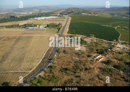 Vue aérienne de la campagne du Lowveld montrant des vergers d'agrumes et les jachères Banque D'Images
