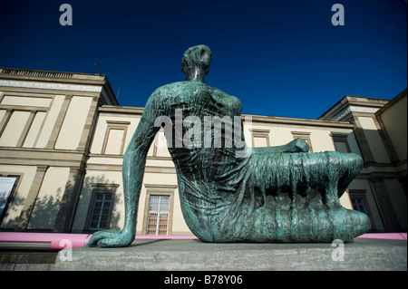 Sculpture 'Die Liegende' par Henry Moore, l'État Galerie, Stuttgart, Bade-Wurtemberg, Allemagne du Sud, de l'Europe Banque D'Images