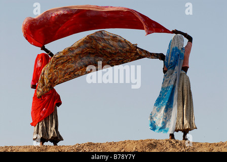 Le séchage des femmes saris, Ram devra pèlerins festival, Ramdevra Pokhran, Rajasthan, Inde du Nord, Asie, Banque D'Images