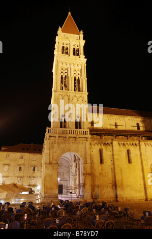 Nuit, tour de l'église, clocher, Kathedrale Sveti Lovro, Cathédrale Saint-Laurent, Trg Ivan Pavla II, place Jean-Paul II, T Banque D'Images