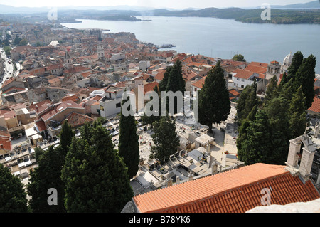 Vue sur la ville depuis la forteresse de Sveti Mihovil, Sibenik, Croatie, Europe Banque D'Images