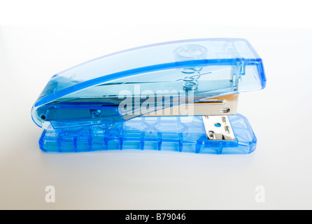 Agrafeuse transparent bleu. Banque D'Images