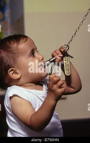 Le bébé d'un prisonnier joue avec les touches d'un gardien de prison, qui disposent d'un message humoristique sur le porte-clés Banque D'Images