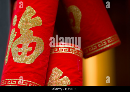 Chinese fire cracker bonne chance charms accroché pendant le Nouvel An chinois à Hong Kong Banque D'Images