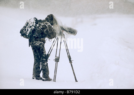 Photographe de la nature à l'œuvre dans l'hiver du Nord, Tyrol, Autriche, Europe Banque D'Images