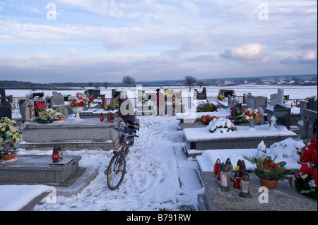 Cimetière et paysage d'hiver recouvert de neige Jasieniec Pologne Banque D'Images