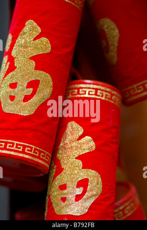 Chinese fire cracker bonne chance charms accroché pendant le Nouvel An chinois à Hong Kong Banque D'Images