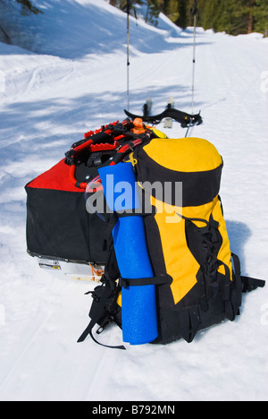 L'équipement de ski et de luge pack sur le Glacier Point Road Yosemite National Park California Banque D'Images