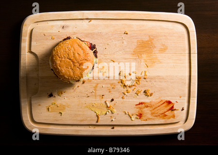 Hamburger végétarien burger de lentilles (réellement) qui vient d'être faite sur une planche à découper en bois Banque D'Images