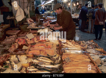 La Vucciria étals de poissons du marché à Piazza Caracciolo à Palerme Sicile Italie Banque D'Images