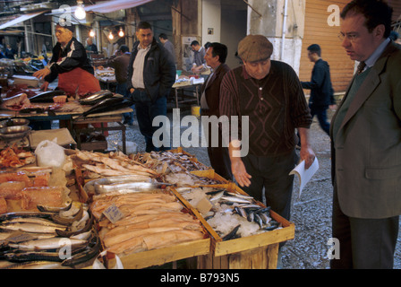 La Vucciria étals de poissons du marché à Piazza Caracciolo à Palerme Sicile Italie Banque D'Images