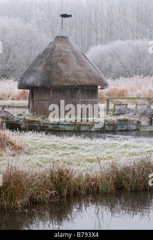 Cabane de pêche sur la rivière Test dans un givre Banque D'Images