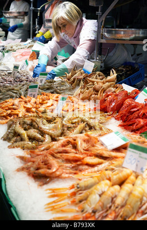 Décrochage du poisson frais au marché couvert juste à côté de La Rambla de Barcelone, rue haute Banque D'Images