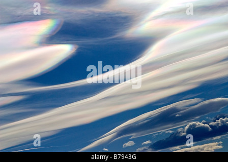 Beaux nuages lenticulaires à haute altitude avec lentille-comme frontières contre un ciel bleu foncé Banque D'Images