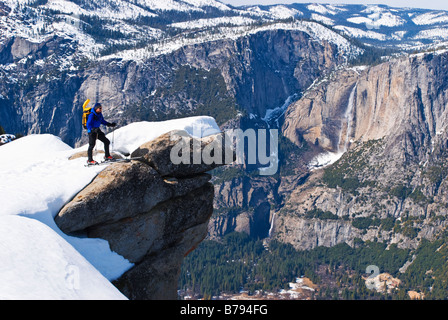 La skieuse de l'arrière-pays et de Yosemite Falls de Glacier Point Yosemite National Park California Banque D'Images